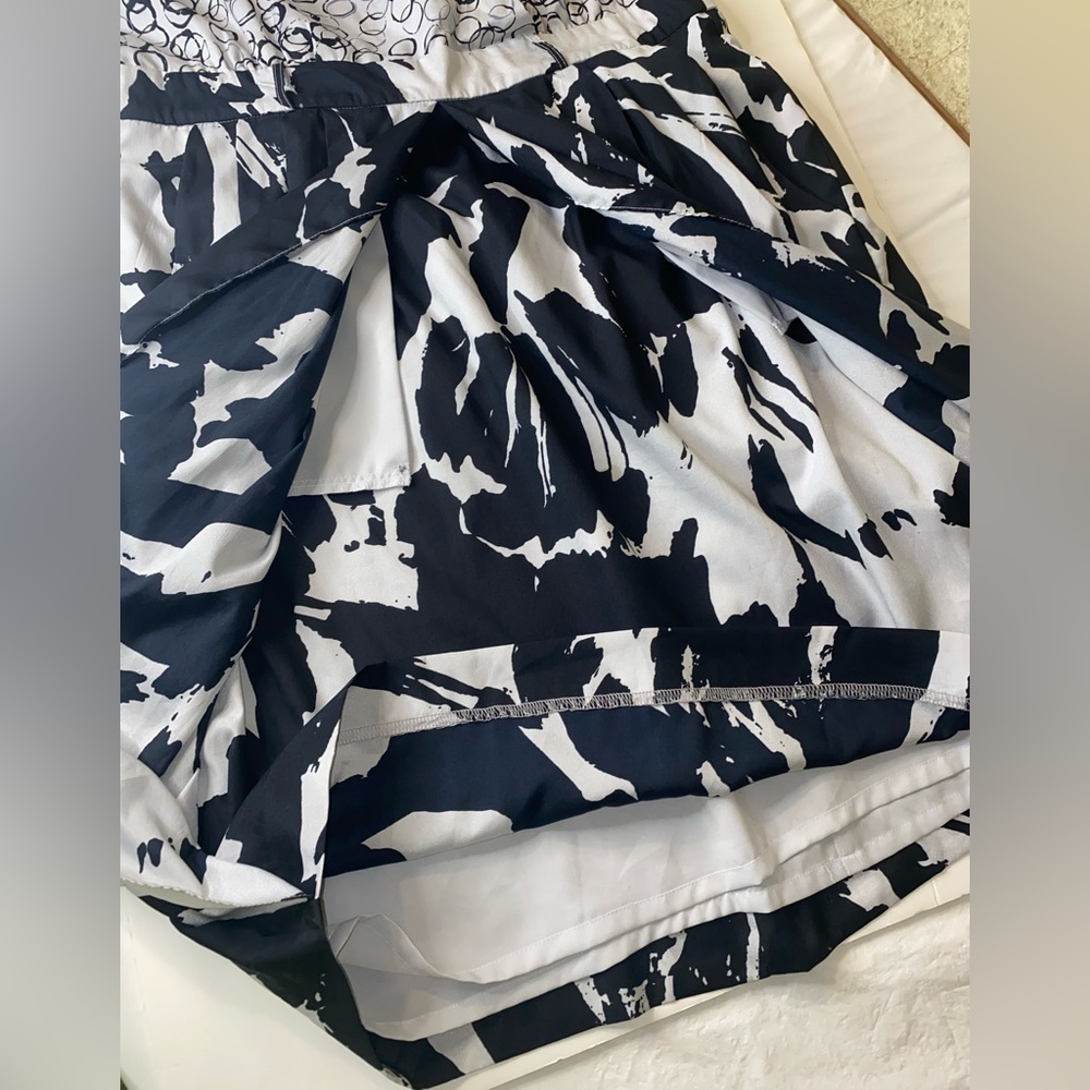 Banana Republic Dress size 10 Black & White Abstract Plunge Neck Line w/Pockets - Picture 11 of 13